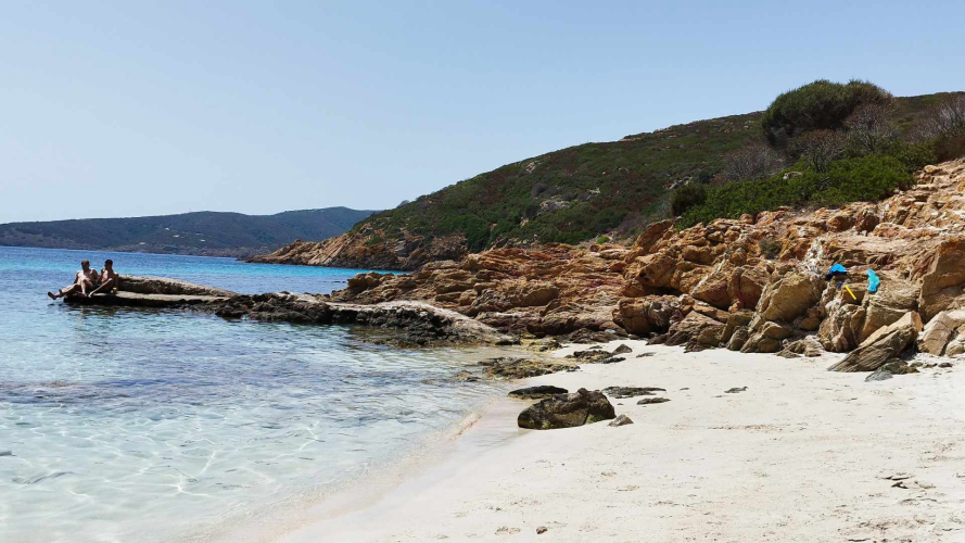 Playa de Cala Sabina de aguas azules y arena clara en la isla de Asinara