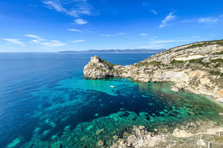 Foto drone gommone nelle acque di Cagliari
