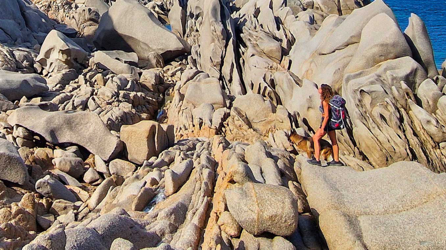 Mädchen auf den Felsen im Tal des Mondes