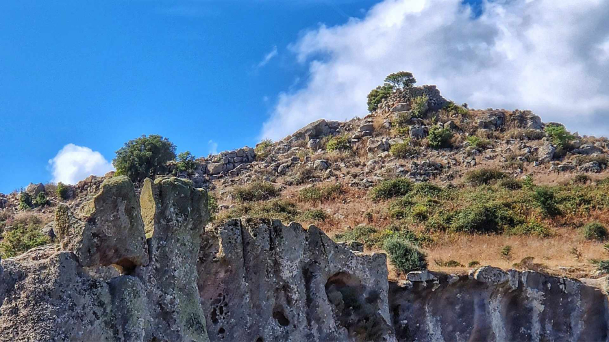 Nuraghe Torru sulla cima del monte