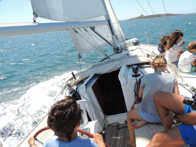 Pasajeros a bordo de un velero