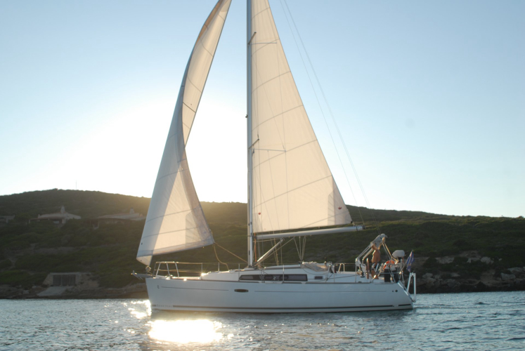 Velero en la costa de Sinis