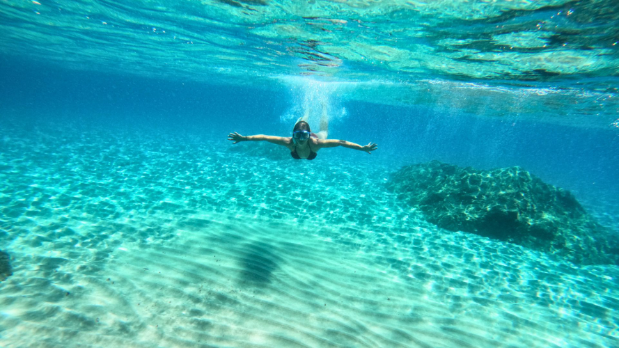 Chica buceando en el Golfo de Orosei