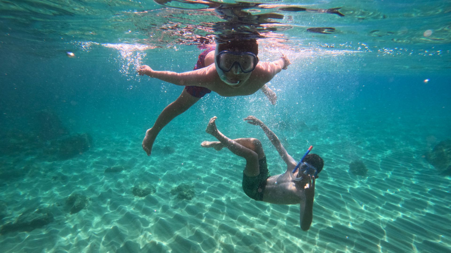 Dos niños buceando en el Golfo de Orosei
