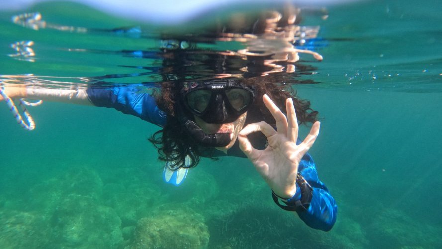 Chica buceando en el Golfo de Orosei
