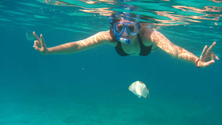 Chica buceando en el Golfo de Orosei