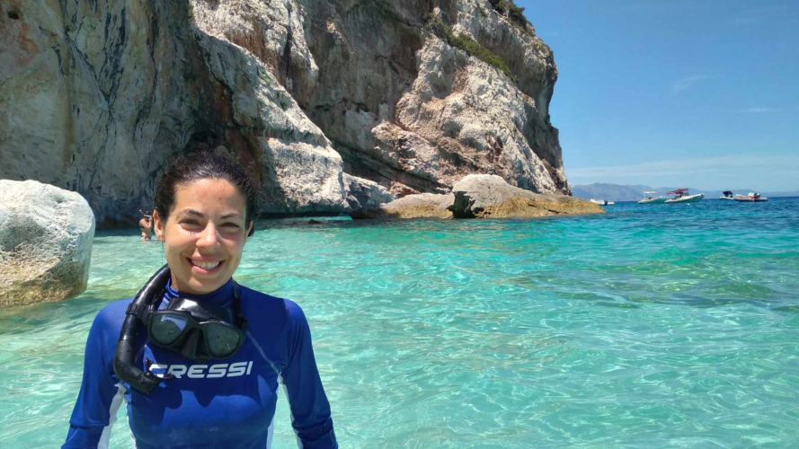 Una joven participa en una excursión de snorkel en el Golfo de Orosei