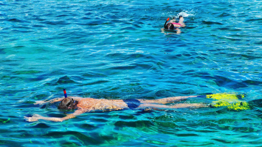 Dos niños buceando en el Golfo de Orosei