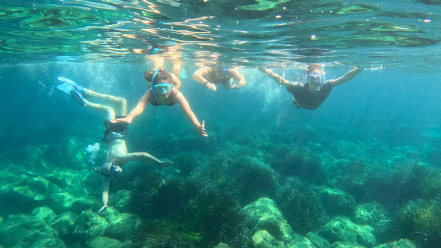 Niños buceando en el Golfo de Orosei