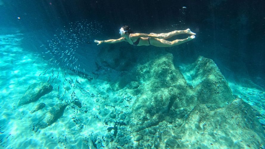 Chica buceando en el Golfo de Orosei