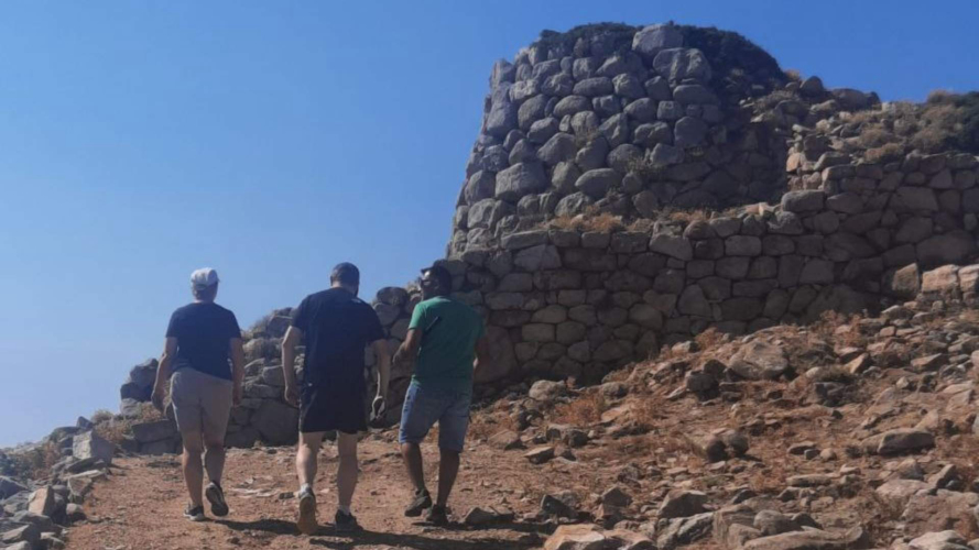 Les participants se rendent avec le guide aux Ruinas Nuraghe