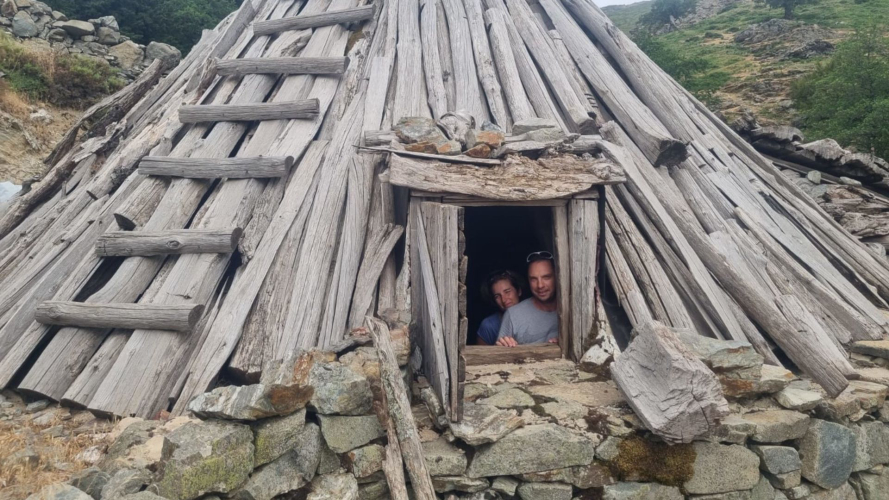 Deux participants à l'intérieur d'une bergerie dans la région de Desulo