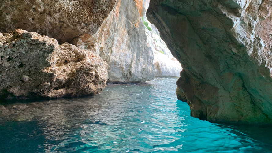 Blaues Wasser in einer felsigen Passage im Golf von Orosei