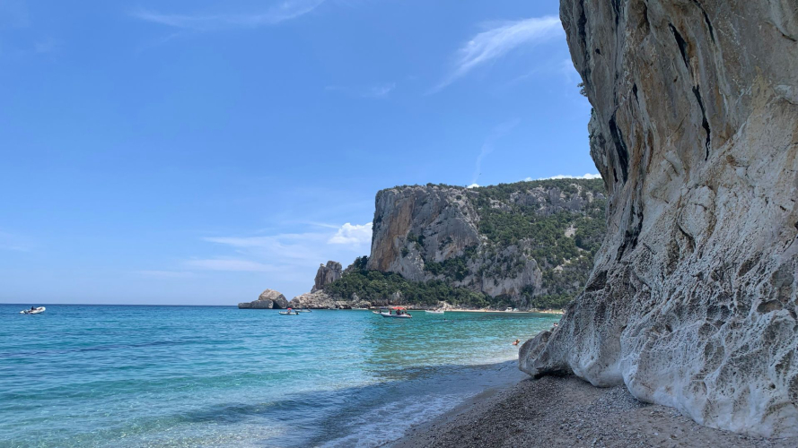 Blick auf Cala Luna von einer Höhle aus