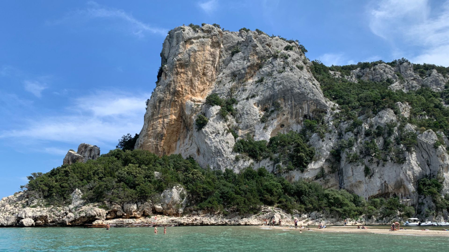 Blick auf die Felsen von Cala Luna vom Meer aus