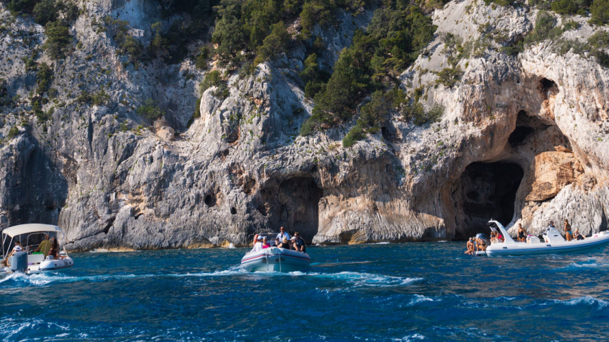 Eingang zu den Höhlen der Seeochsen in Cala Gonone