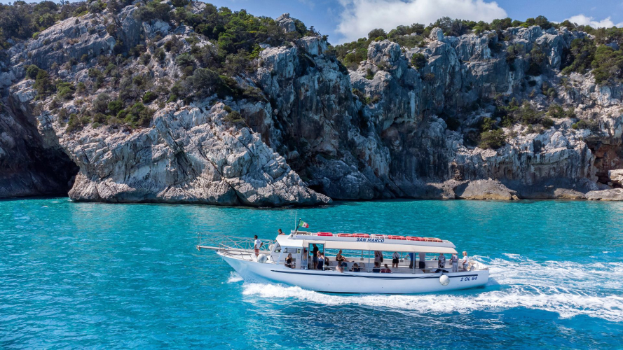 Le bateau à moteur navigue dans les eaux cristallines de Cala Sisine, dans le golfe d'Orosei