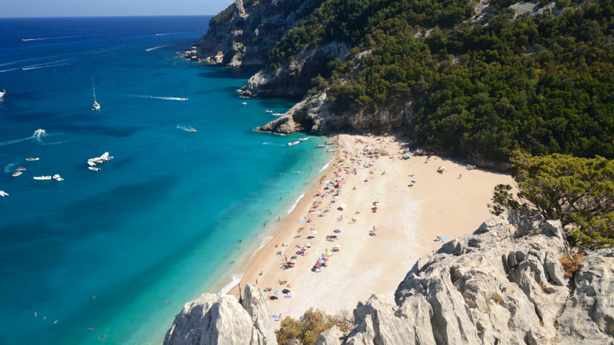 Vue de dessus de la plage de Cala Biriola dans le golfe d'Orosei