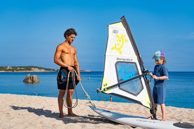 Instructor con niño durante la experiencia de windsurf.