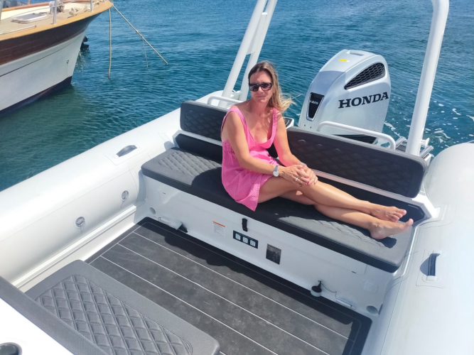 <p>Chica a bordo de un bote en el puerto de Carloforte</p><p><br></p>