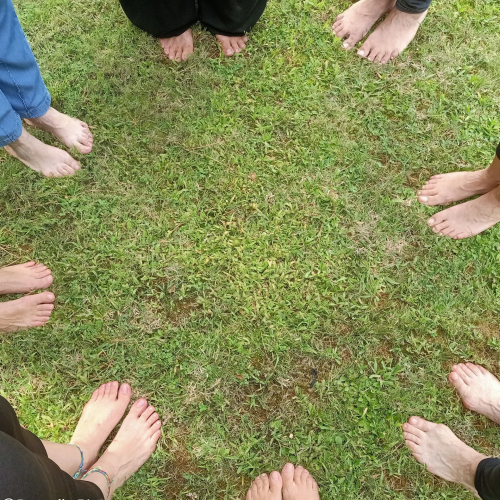 Pieds nus sur l’herbe dans une forêt à Cagliari