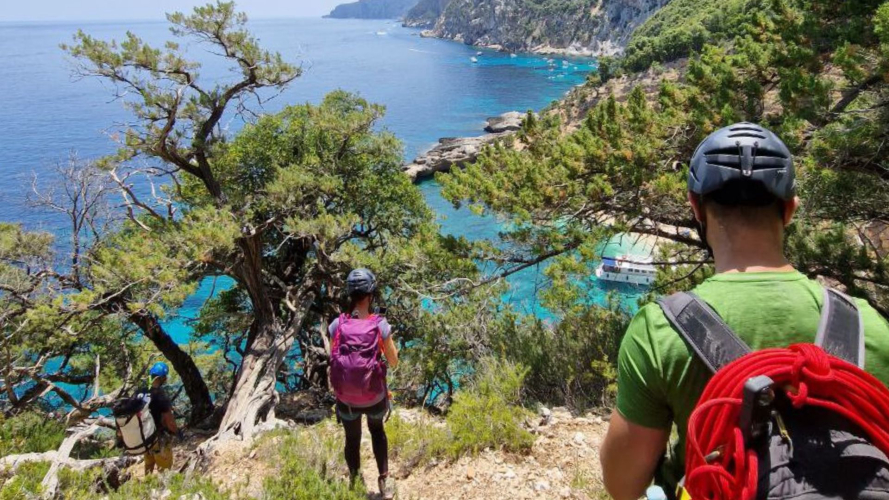 Un grupo de excursionistas durante un paseo guiado con vistas al mar en el Golfo de Orosei