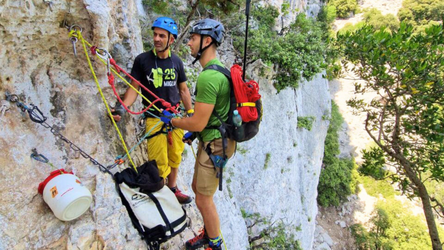 Guía y excursionista durante el rápel
