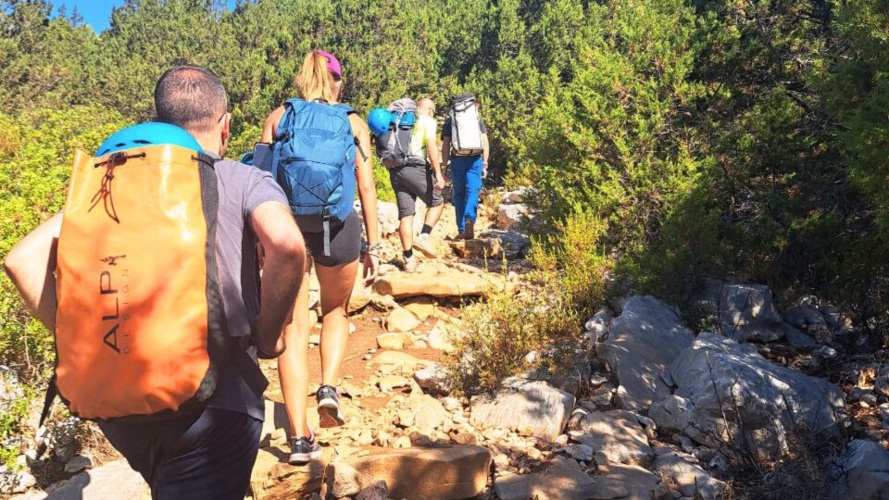 Grupo de excursionistas durante una excursión por la naturaleza en el centro-este de Cerdeña