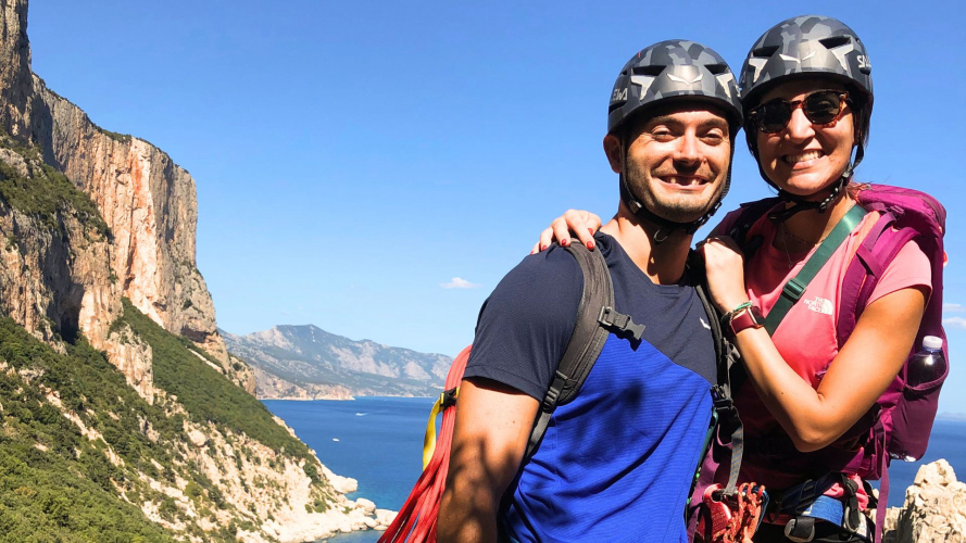 Pareja con equipo durante un descenso con cuerda en el Golfo de Orosei