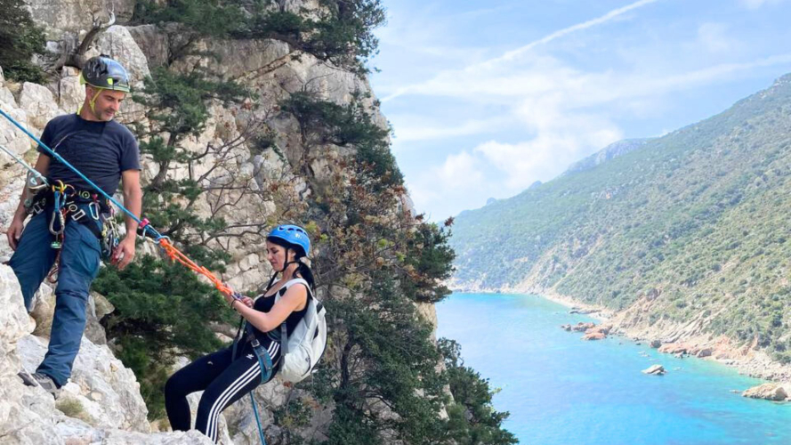 Garçon pendant la descente en rappel avec guide et équipement