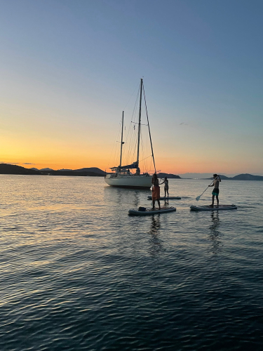 amigos en una excursión de SUP al atardecer en el mar de la Costa Esmeralda