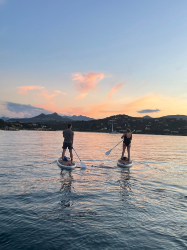 amigos en una excursión de SUP al atardecer en el mar de la Costa Esmeralda