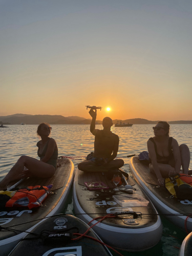 amigos en una excursión de SUP al atardecer en el mar de la Costa Esmeralda