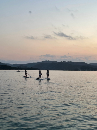 amigos en una excursión de SUP al atardecer en el mar de la Costa Esmeralda