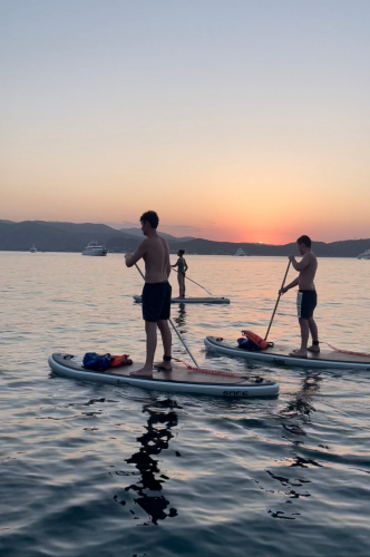 amigos en una excursión de SUP al atardecer en el mar de la Costa Esmeralda