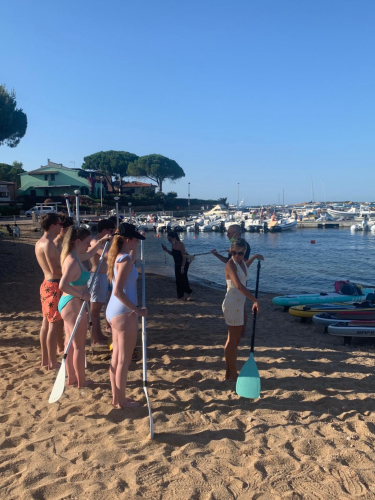 jóvenes en las clases de SUP