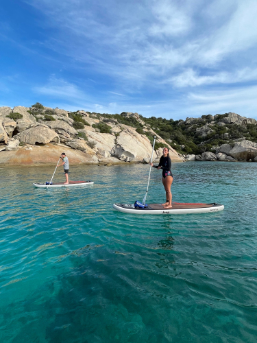amigos en una excursión de SUP al atardecer en el mar de la Costa Esmeralda