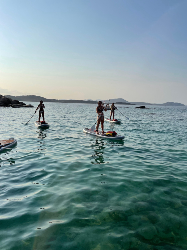 amigos en una excursión de SUP al atardecer en el mar de la Costa Esmeralda