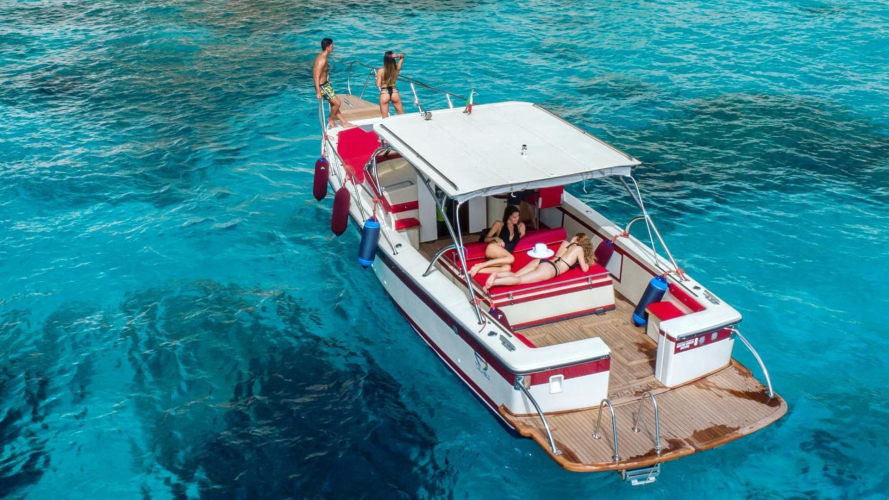 Mini yacht au large de Cala Mariolu dans le golfe d'Orosei