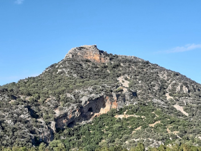 il monte di Villaputzu e i resti del castello di Quirra