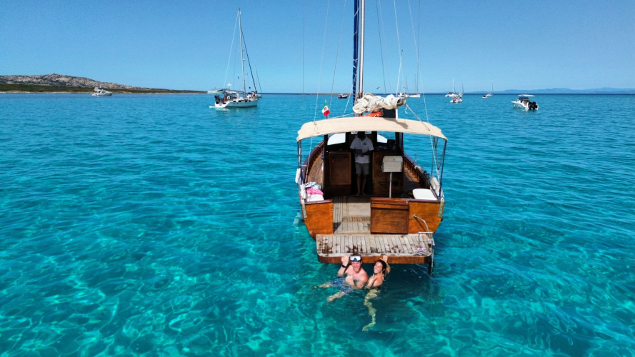 Poppa del gozzo in Asinara mit badenden Teilnehmern