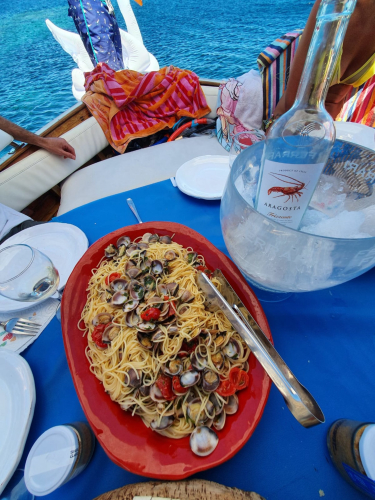 Primo di mare serviert an Bord des gozzo all'Asinara