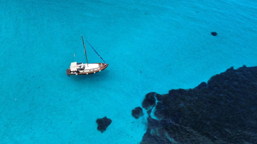 Gozzo segelt in den blauen Gewässern von Asinara