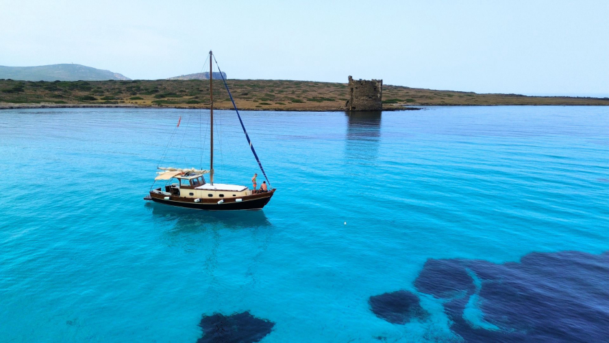 Gozzo hält auf der Reede von Fornelli in AsinaraGozzo hält auf der Reede von Fornelli in Asinara