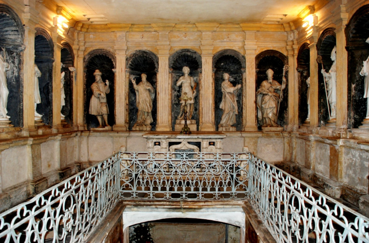 <p>Crypt and sculptures inside the Basilica of San Gavino</p><p><br></p>
