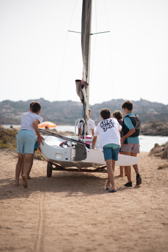 Jungen beim Segelkurs mit Lehrer auf der Insel La Maddalena