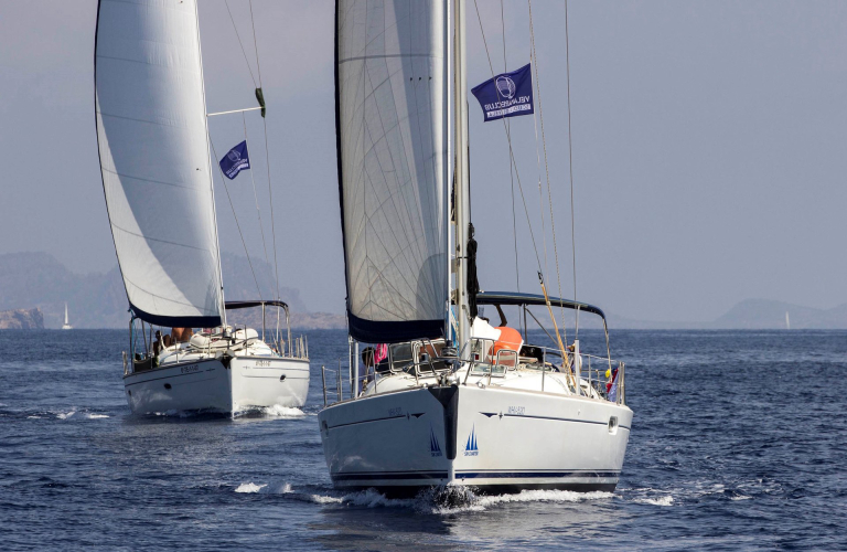 Segelboot im Archipel von La Maddalena während des Kurses