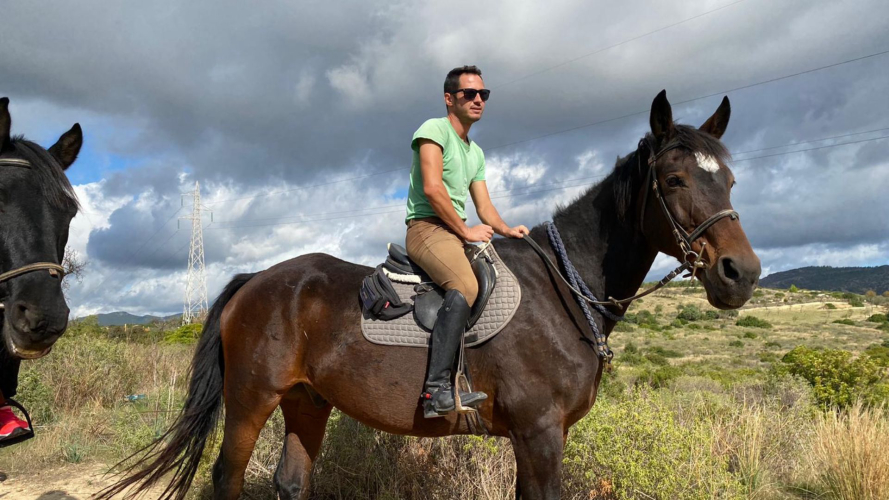 Garçon à cheval au pied du mont Sette Fratelli près de Cagliari