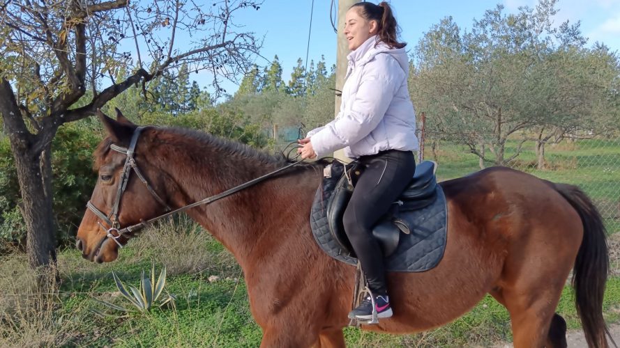 Jeune fille à cheval au pied du Monte Sette Fratelli