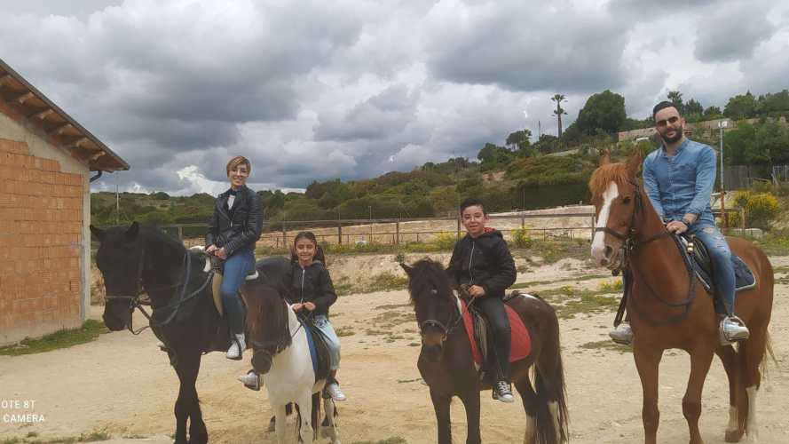 Enfants et adultes sur des poneys et des chevaux à Cagliari